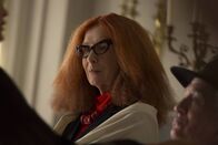 American Horror Story – Noch ahnt Myrtle Snow (Frances Conroy) nicht, wohin sie der Besuch in Miss Robichaux's Academy führen wird ...