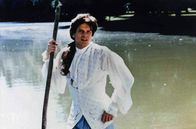 Valmont – Um die verheiratete Madame de Tourvel zu verführen, lädt Valmont (Colin Firth) sie zu einer Bootsfahrt ein.