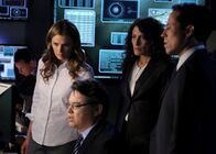 Castle – Im Wettlauf gegen die Zeit: Kate Beckett (Stana Katic, 2.v.l.), Agent Richmond (Peter James Smith, 3.v.r.), Agent Rachel McCord (Lisa Edelstein, 2.v.r.) und Chief Carl Villante (Yancey Arias, r.) sind noch immer auf der Suche nach dem Mittel, das Castle retten kann ...