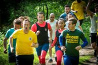 Inspector Barnaby – Der so genannte Mud Run, ein Geländelauf unter erschwerten Bedingungen, zieht viele Sportler an, darunter auch Barnabys Assistenten Detective Sergeant Jamie Winter (Nick Hendrix, 3.v.l.) und Police Constable Jade-Marie Pierce (Eleanor Fanyinka, 2.v.r.), die sich beide mit ihren auffälligen roten Leggins vom Rest der Gruppe deutlich abheben.