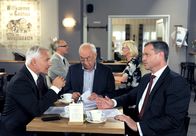 Rote Rosen – ARD ROTE ROSEN FOLGE 1835 Uhr im ERSTEN. Thomas (Gerry Hungbauer, l.) entwickelt mit Udo (Klaus Mikoleit, M.) und Torben (Joachim Kretzer, r.) sein Wahlkampfthema: Wasserschutz gegen Fracking.