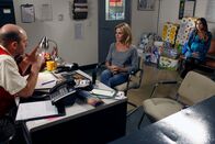 Modern Family – v.li.: Geschäftsführer (Paul Scheer), Claire Dunphy (Julie Bowen), Gloria Delgado (Sofía Vergara).