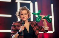 Comedy Clash – Der Hamburger Alex Stoldt startet mit Geschichten über seine Mutter als Comedyqueen. Der Tübinger Abed Azzam kontert mit Trinkgeschichten aus dem Kreißsaal. Die Berlinerin Shari Litt glänzt mit Ballontieren auf Partys. Wer gewinnt Runde eins?