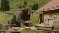 Frühling – Als Zeitvertreib, während sie eine Alm hütet, stellt Dorfhelferin Katja Baumann (Simone Thomalla) Butter her.