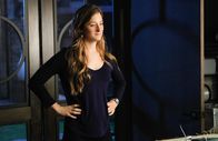 Extant – Julie (Grace Gummer) vertraut dem Falschen. Ihr neuer Freund Odin ist nicht so nett, wie er vorgibt zu sein. Dennoch führt sie ihn zu Ethan und bringt ihn so in immense Gefahr ...