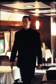 Alarmstufe: Rot 2 – Die Zugfahrt in den Urlaub entwickelt sich für Casey (Steven Seagal) zum tödlichen Katz- und Mausspiel. Doch gegen die rücksichtslosen Terroristen schwingt der Koch und Ex-Marine mehr als nur seinen Kochlöffel ...
