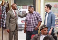 The Neighborhood – (v.l.n.r.) Isaiah Evans (Wayne Brady); Calvin Butler (Cedric the Entertainer); Dave Johnson (Max Greenfield)