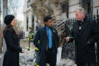 Elementary – In Morlands Büro geht eine Bombe hoch. Watson (Lucy Liu, l.) und Holmes halten Moriartys Organisation für den Drahtzieher. Doch sie beschließen, das lieber vor Captain Gregson (Aidan Quinn, r.) und Detective Bell (Jon Michael Hill, M.) geheim zu halten und ermitteln auf eigene Faust ...
