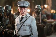 Der wunderbare Udo Kier – Udo Kier als Mondnazi-Führer Wolfgang Kortzfleisch in „Iron Sky: The Coming Race“ (USA 2019), einem satirischen Science-Fiction-Actionfilm