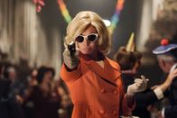 Banklady – Gisela (Nadeshda Brennicke) auf einer Kostümparty.