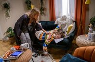 Sturm der Liebe – Yvonne (Tanja Lanäus, l.) weckt Josie (Lena Conzendorf, r.), nachdem diese die ganze Nacht gelernt hat.