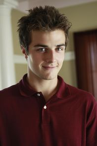Desperate Housewives – (6. Staffel) - Bringt Probleme mit sich: Danny Bolen (Beau Mirchoff), der mit seiner Familie neu in die Wisteria Lange gezogen ist ...