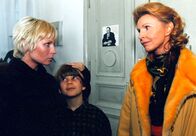 In aller Freundschaft – Manuela Bender (Nadine Seiffert, links) darf wegen Verdacht auf Kindesmißhandlung an ihrem Sohn Marius (Patrick Baehr) nicht sehen. Oberschwester Ingrid (Jutta Kammann, rechts) will wissen, ob der Verdacht berechtigt ist...
