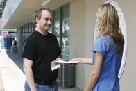 Scrubs - Die Anfänger – John Billingsley (Alan Evans), Kerry Bishé (Lucy Bennett).