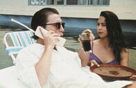 El Mariachi – Der Drogenboss Moco (Peter Marquardt) schwört Rache. In einem Telefonat gibt er seinen Männern den Auftrag, den Mann mit dem mysteriösen Gitarrenkoffer aufzuspüren. Seine persönliche Assistentin (Clara Scott) ahnt nichts Gutes.