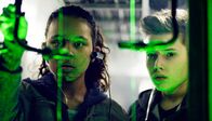 Trio – Nora (l.) und Simon (r.) überwinden eine Laserschranke.
