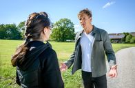 Sturm der Liebe – Lale (Yeliz Simsek, l.) bietet Vincent (Martin Walde, r.) spontan an, Vincent bei der Suche nach einem entlaufenen Pferd zu helfen.