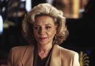 Misery – Marcia Sindell (Lauren Bacall) ist die Agentin des Bestsellerautors Paul Sheldon. Sie warnt ihn davor, seine beliebten "Misery-Romane" aufzugeben, aber er bleibt hart.