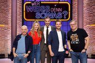 Wer weiß denn sowas? – Moderator Kai Pflaume (M.) und seine Rateteam-Kapitäne Bernhard Hoëcker (l.) und Elton (r.) begrüßen in dieser Sendung die Schauspielerin und Model Nina Ensmann (2.v.l.) und den Schauspieler und Musiker Jörn Schlönvoigt (2.v.r.).