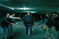 Die Beschatter – Die Beschatter Staffel 1 / Folge 2 Motiv 4 2022 Partymeute bringt Milan in Gefahr: Ilja Baumeier als Gabriel Hannes Balmer (links), Dardan Sadik als Milan Gjokaj (Mitte) Regie: Michael Steiner Produktion: Turnus Film AG Kamera: Pascal Walder Created by Simone Schmid, Francesco Rizzi
