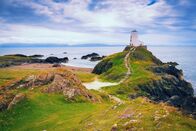 Gordon Ramsay: Kulinarischer Showdown – Leuchtturm auf der Insel Llanddwyn an der Küste von Anglesey in Nordwales, Vereinigtes Königreich.