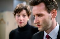 Sturm der Liebe – Eleni (Dorothée Neff, l.) fühlt sich wie eine Verräterin, als sie Julian (Tim Borys, r.) in seiner Trauer um seine Tante liebevoll auffängt.