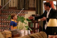 Two and a Half Men – Charlie (Charlie Sheen, r.) begleitet seinen Bruder Alan und seinen Neffen Jake (Angus T. Jones, l.) zu einem Fußballturnier und lernt dort eine sehr attraktive Frau kennen ...