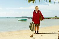 Das Kindermädchen: Mission Mauritius – Henriette Höfner (Saskia Vester) sucht ihr Glück als Kindermädchen in Mauritius.