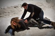 Rebecka Martinsson – Jesper (Krister Kern) attackiert Rebecka (Sascha Zacharias).