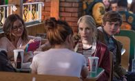 Nerve – Liv (Kimiko Glenn) und Tommy (Miles Heizer, r.) sind mehr als erstaunt, als sich Vee (Emma Roberts, 2.v.r.) bei dem Online Spiel "Nerve" als Spielerin registriert und schon bald erkennen die Freunde, dass dieses Spiel alles andere als harmlos ist ...