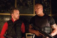 Central Intelligence – Bob (Dwayne Johnson, r.) konnte den Tod seines Kollegen Phil (Aaron Paul, l.) nie richtig verarbeiten.