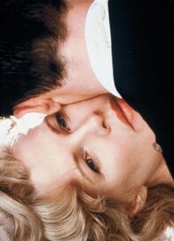 L.A. Confidential – L.A. Confidential Umarmung: Kim Basinger als Lynn Bracken, Kevin Spacey als Jack Vincennes (v. hinten)