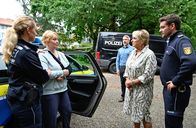 WaPo Bodensee – Nele Fehrenbach (Floriane Daniel, 2.v.l.) wird vor den Augen von Gregor Mertens (Lukas Spisser, 3.v.r.), Mechthild Fehrenbach (Diana Körner, M.) und Jakob Frings (Max König, r.) abgeführt.