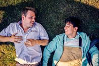 neoriginal: Like a Loser – Eine erste Annäherung zwischen dem frisch gebackenen Vater-Sohn-Duo Julian (Ben Münchow, l.) und Ernst (Diyar Ilhan, r.). Gemeinsam freuen sie sich über ihre Racheaktion gegen Jannik.