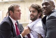 8 Blickwinkel – Nachdem Thomas Barnes (Dennis Quaid, l.) die Aufzeichnungen des Fernsehteams von "Global News Network" gesehen hat, ist er überzeugt, dass Enrique (Eduardo Noriega, M.) der Präsidenten-Attentäter ist. Gemeinsam mit seinem Kollegen Holden (Richard T. Jones, r.) kann er ihn stellen, doch schon bald muss er ihn wieder laufen lassen ...