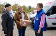 Rentnercops – Die Rentnercops Reinhard Bielefelder (Bill Mockridge, l.) und Klaus Schmitz (Hartmut Volle, M.) kommen mit dem Paket zu dem Paketdienst. Dort treffen sie auf den Mitabeiter Peppi Schmidt (Roland Wolf, r.).
