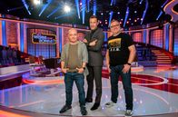 Wer weiß denn sowas? – Moderator Kai Pflaume (M.) und die beiden Rateteam-Kapitäne Bernhard Hoëcker (l.) und Elton (r.)