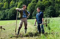 Der Bergdoktor – Martin (Hans Sigl, r. und Hans (Heiko Ruprecht, l.) müssen Distelmeiers Entwässerungsgraben freilegen, um ihre Felder zu retten.