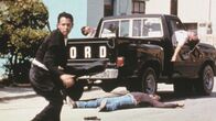 El Mariachi – Mitten am Tag wird der junge Mariachi (Carlos Gallardo) unerwartet verfolgt und findet sich plötzlich in einer Schießerei auf offener Straße wieder.
