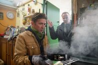 Löwenzahn – Fritz (Guido Hammesfahr. l.) hat den leckeren Apfelkuchen verbrennen lassen. Herr Kluthe (Holger Handtke, r.) glaubt, den Grund dafür zu kennen: Äpfel bringen Unglück. Stimmt das?