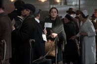 The Immigrant – Als der zuständige Arzt bei der Einreise feststellt dass Ewas (Marion Cotillard) Schwester Magda krank ist, werden sie voneinander getrennt.