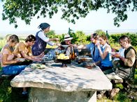 Beginn der Serie: Der Winzerkönig – (v.li.) Britta Hammelstein (Anna Stickler), Achim Schelhas (Paul Plattner), Christine Ostermayer (Hermine Stickler), Wolfgang Hübsch (Gottfried Schnell), Harald Krassnitzer (Thomas Stickler), Susanne Michel (Claudia Plattner), Branko Samarovski (Blasius Schmalzl).