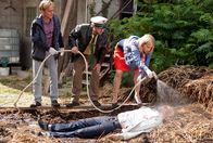 Mord mit Aussicht – Sophie Haas (Caroline Peters, r.), Dietmar Schäffer (Bjarne Mädel, M.) und Dr. Bechermann (Patrick Heyn, l.) bergen die Leiche von Hajo Lennard (Uwe Cornelisen, liegend), Chef der Resterampe, tot in einem Güllebecken.