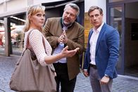 Die Rosenheim-Cops – Die Kommissare Stadler (Dieter Fischer, M.) und Bach (Patrick Kalupa, r.) befragen Sabine Stadelmayer (Jenny-Marie Muck, l.) im aktuellen Mordfall.