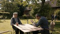 Neues aus Büttenwarder – Jürgen Seute (Dirk Martens,re.) möchte an seinem Topptach endlich von Onkel Krischan (Hans Kahlert) als Teil der Familie angenommen werden.