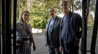 Tatort – Eva Krüger (Katja Bürkle) demonstriert den Kommissaren Freddy Schenk (Dietmar Bär, M.) und Max Ballauf (Klaus J. Behrendt), dass man keine Meistereinbrecherin sein muss, um sich Zugang zum Interimsgebäude der Kölner Oper zu verschaffen.