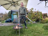 Smart Shopper – Uke Bosse bei der Vorstellung der verschiedenen Grilltypen im Schrebergarten, in der Rolle des "Survivalist" für den Schwenkgrill