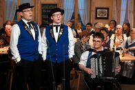 Potzmusig – Potzmusig Volkstümliche Wintergrüsse aus Sternenberg Jodelduett Martin und Hubert Thalmann Jodler Martin und Hubi Thalmann und am Akkordeon Vroni Thalmann-Bieri. Copyright: SRF/eastdesign.ch/Nicolas Senn