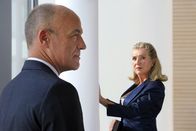 Doppelgängerin – Wolter (Heiner Lauterbach) ist von Emmas (Jutta Speidel) Auftritt beeindruckt.