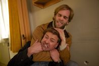 München Mord – Als Harald (Marcus Mittermeier, l.) ein weiteres mal mit Julias Bruder sprechen möchte, wird er in dessen Wohnheim, von einem Unbekannten (Mathis Landwehr, r.) brutal angegriffen. Was hat der Fremde in Jonas' Wohnheim gesucht?